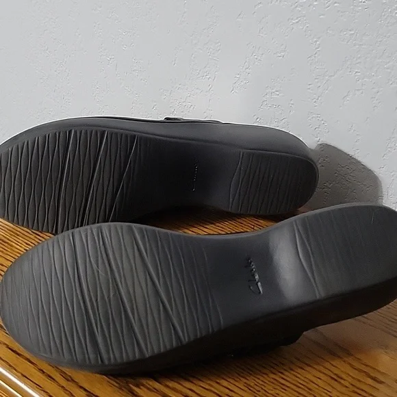 CLARKS WOMEN'S COLLECTION BLACK LEATHER SLIP-ON SIZE 12 - Picture 4 of 4